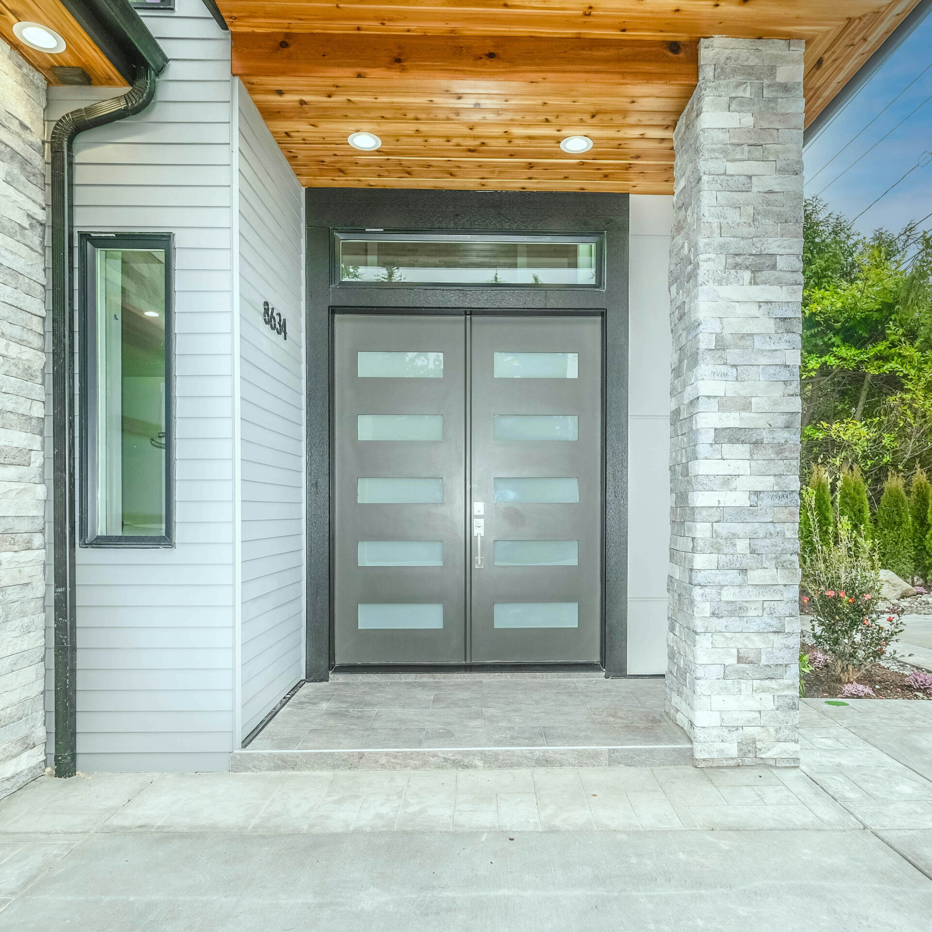 Najvišji nivo zasebnosti: Pametna folija omogoča zatemnitev stekla za večjo zasebnost z ADC aplikacijo.